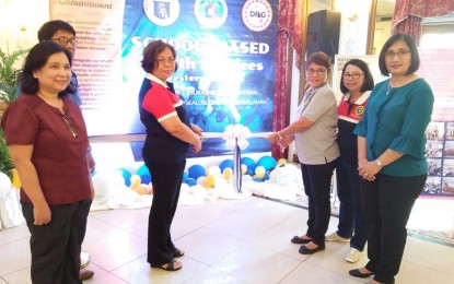 <p><strong>SCHOOL-BASED HEALTH SERVICES.</strong> Department of Health Assistant Regional Director Dr. Ma Julia Villanueva and Melgazar Barboza from Department of Education  (3<sup>rd</sup> and 4<sup>th</sup> from left) cut the ribbon during the launching of the integrated school-based health services held at Punta Villa Resort in Arevalo, Iloilo City on Wednesday (May 2, 2018). <em>(Photo by Perla Lena)</em></p>